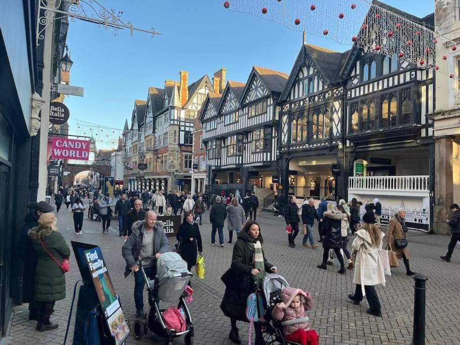 Romance On The Rows - Hot Tub City Centre Chester Exterior photo