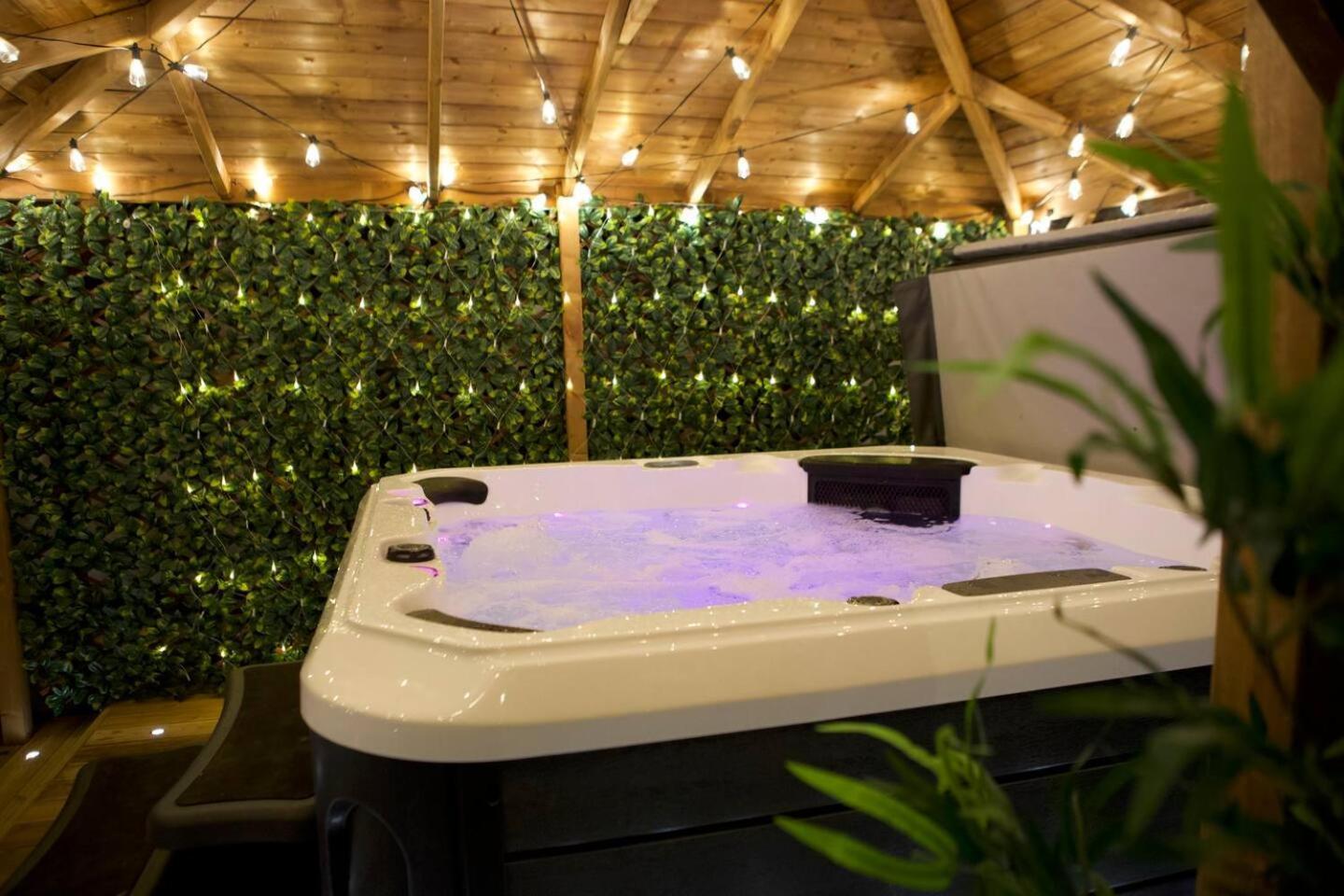 Romance On The Rows - Hot Tub City Centre Chester Exterior photo